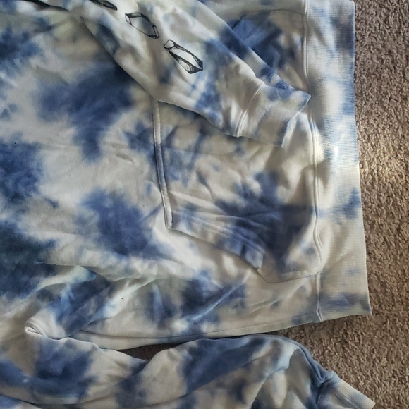 Sweatshirt - Picture 2 of 3